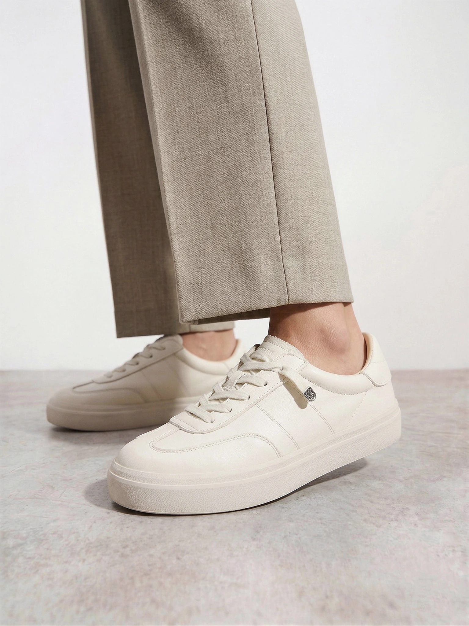 Кеды белого цвета на низкой подошве